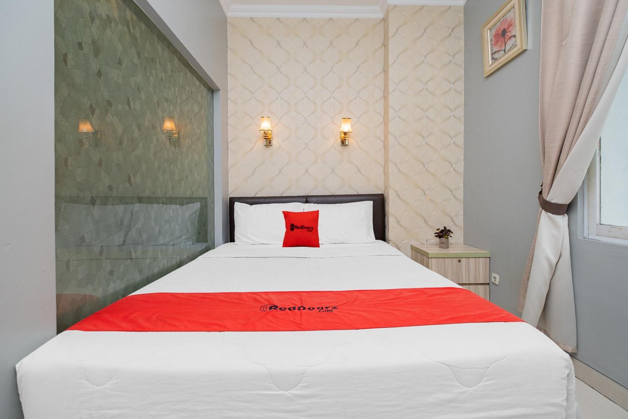 RedDoorz Plus @ Cideng Barat Dżakarta Zewnętrze zdjęcie