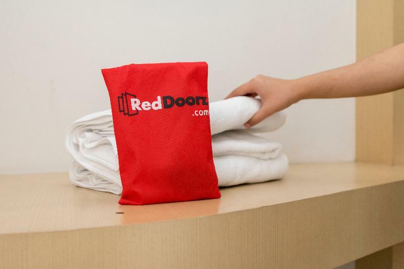 RedDoorz Plus @ Cideng Barat Dżakarta Zewnętrze zdjęcie